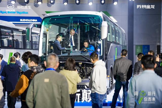 新质生产力标杆!苏州金龙新V系客车全球发布-有驾